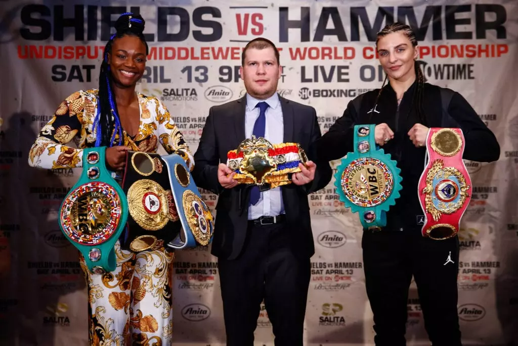 LR SHO PRESSER SHIELDS VS HAMMER TRAPPFOTOS 04102019 1232