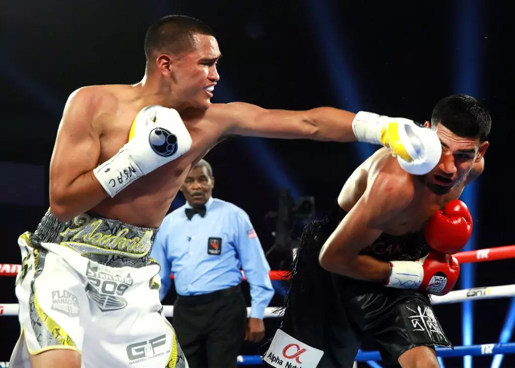 Gabriel Flores Jr vs Salvador Briceno action2