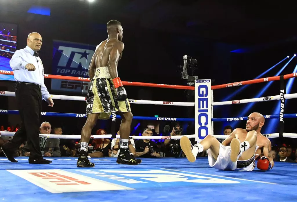 Richard Commey vs Ray Beltran knockdown3