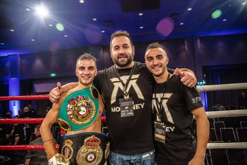 Report- Moloney Twins Back On MIkaela Mayer Undercard