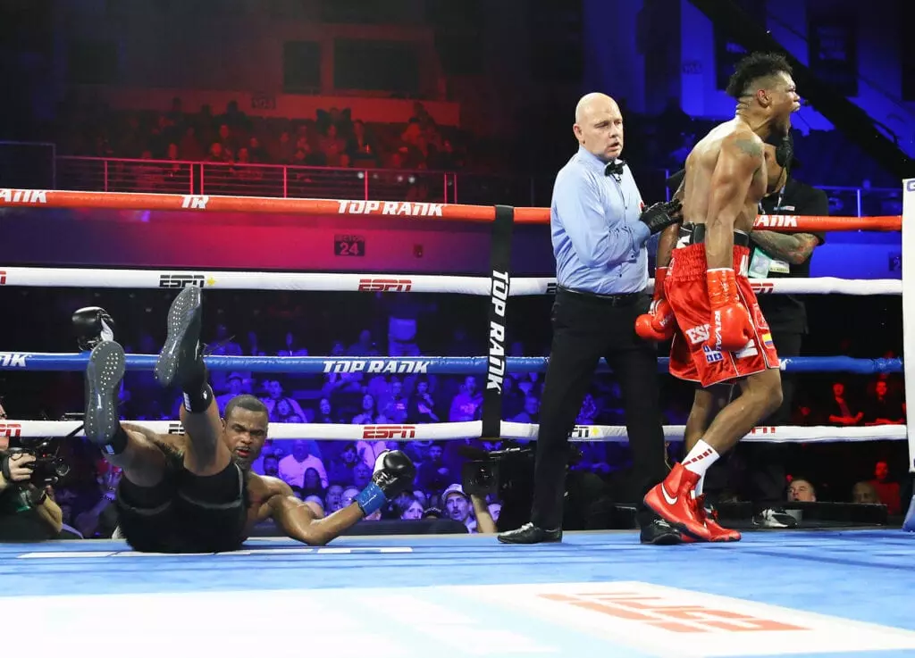 Eleider Alvarez vs Michael Seals knockdown