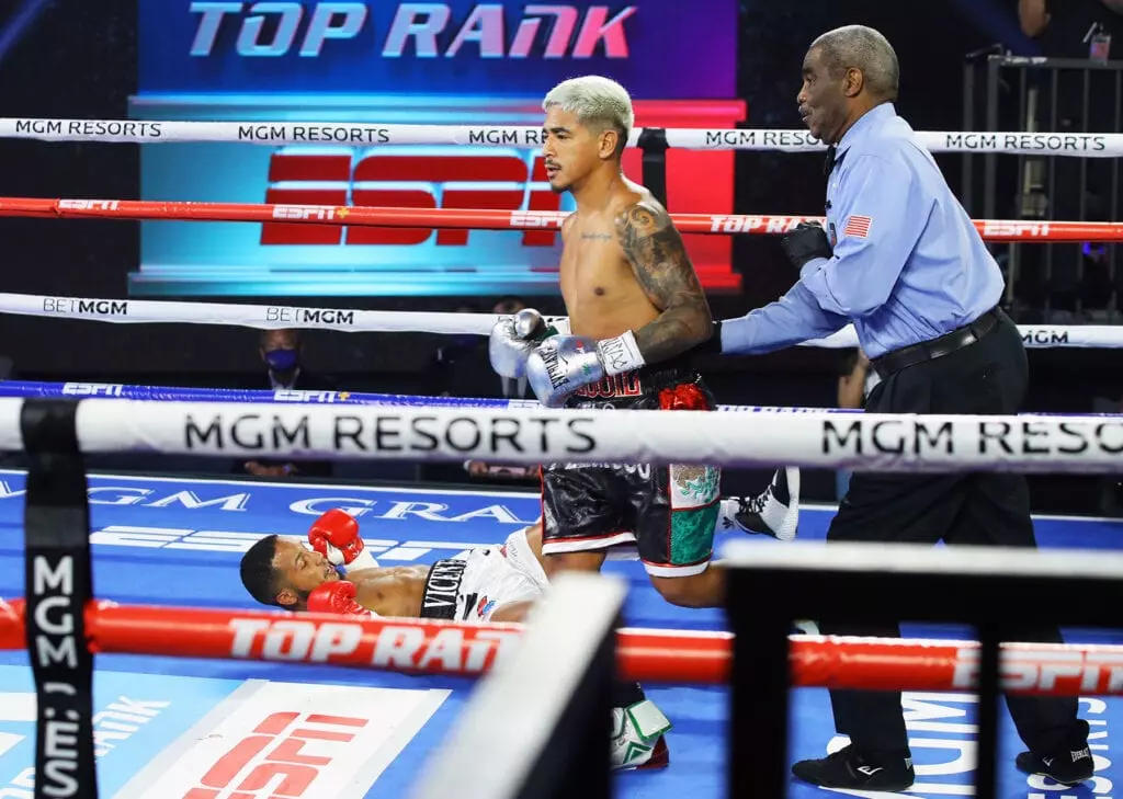 Jessie Magdaleno vs Yenifel Vicente knockdown
