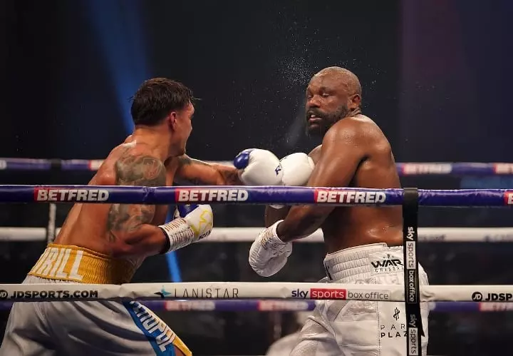 Oleksandr Usyk lands left hand on Derek Chisora