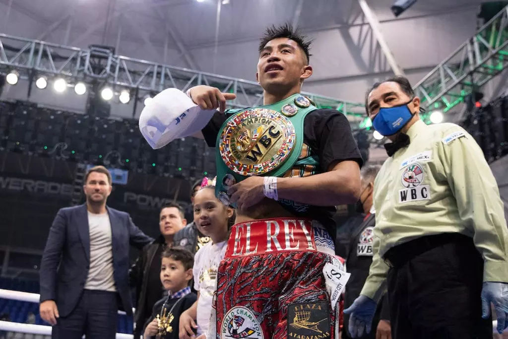 Julio Cesar Martinez Stops Cordova In Six