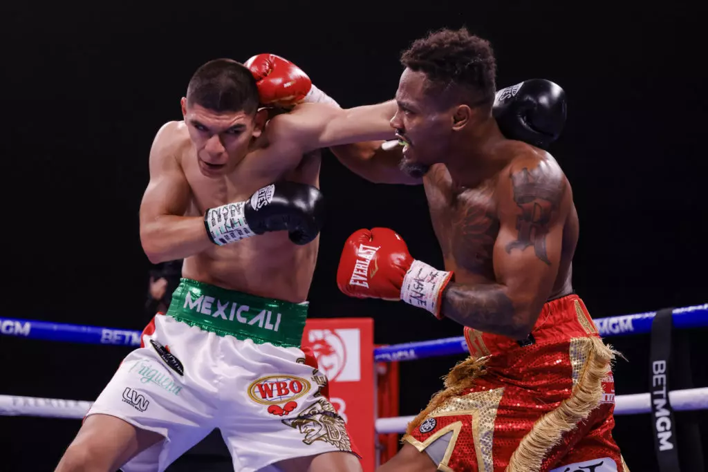 Ra’eese Aleem Defeats Eduardo Baez