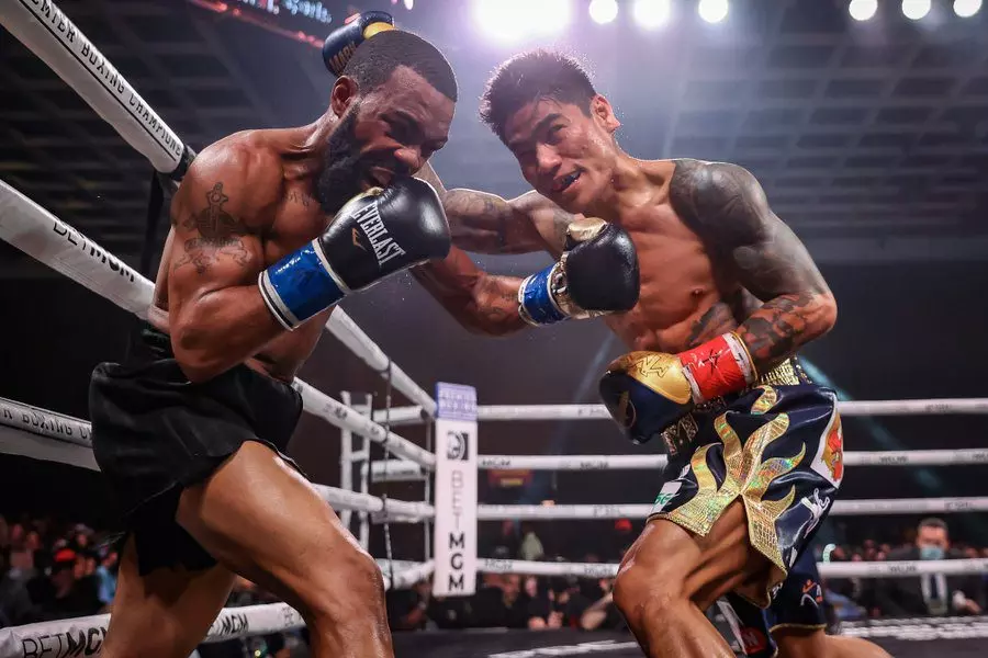 Mark Magsayo Upset Gary Russell To Win WBC Featherweight Title