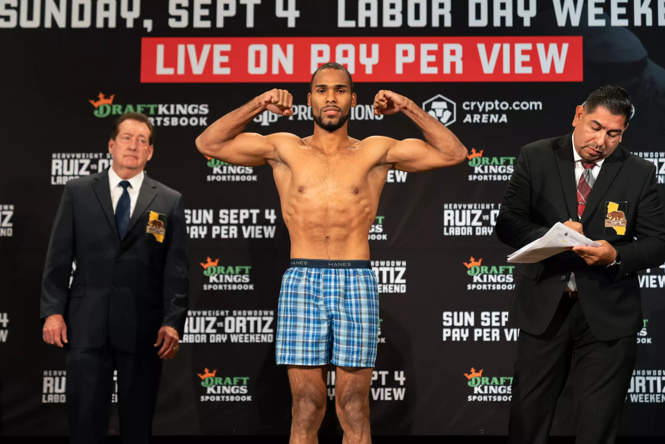 De Los Santos Stops Valenzuela In All-Action Shootout