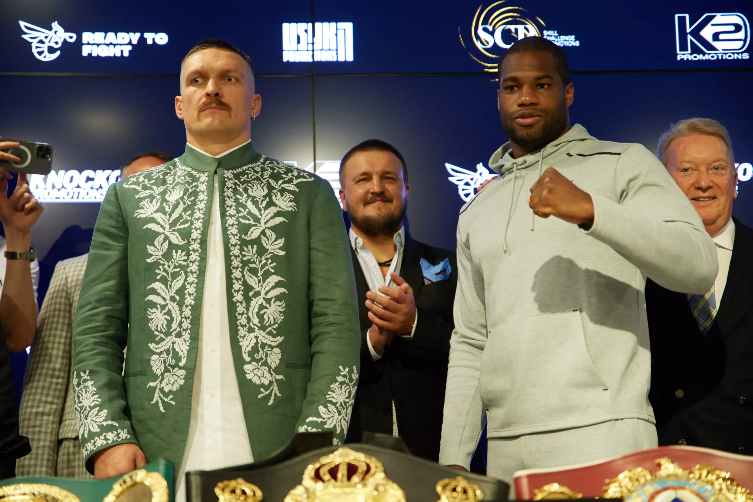 Oleksandr Usyk and Daniel Dubois pose for the cameras