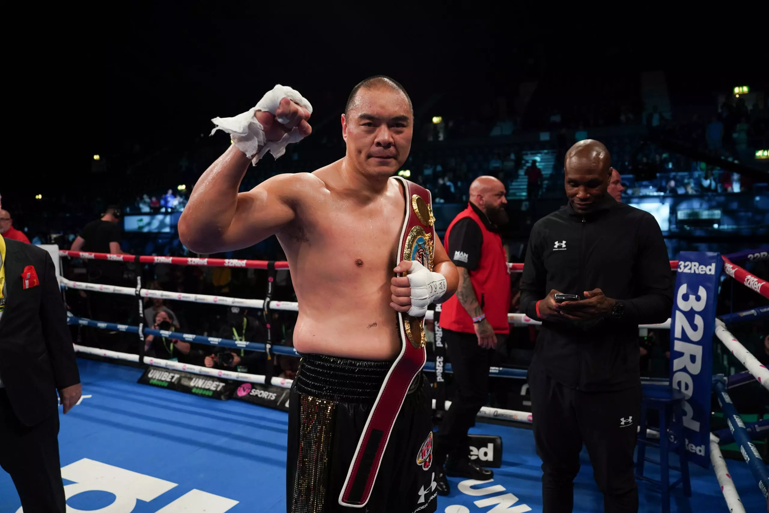 Zhilei Zhang once again defeats Joe Joyce