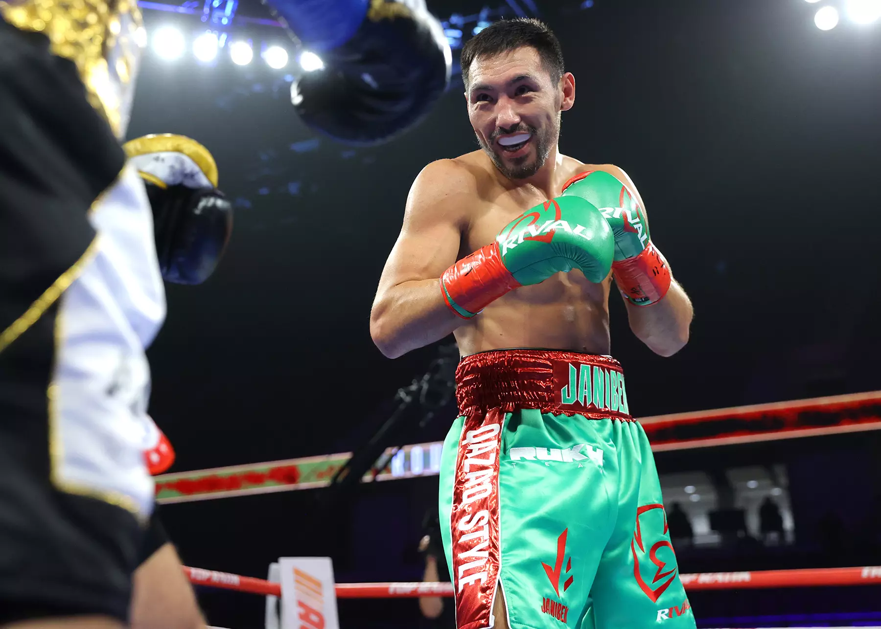 Janibek Alimkhanuly defeats Vincenzo Gualtieri