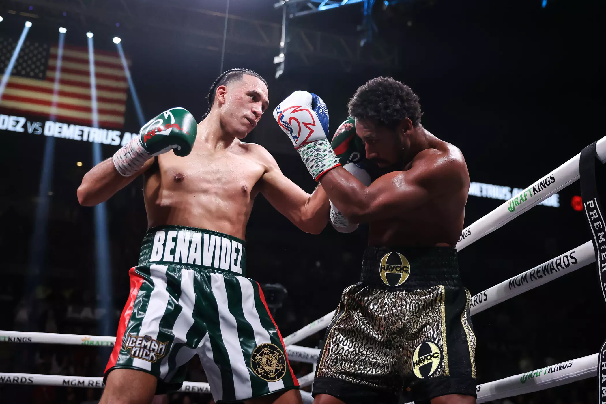 David Benavidez lands a left hook on Demetrius Andrade Gilberto Ramirez vs David Benavidez
