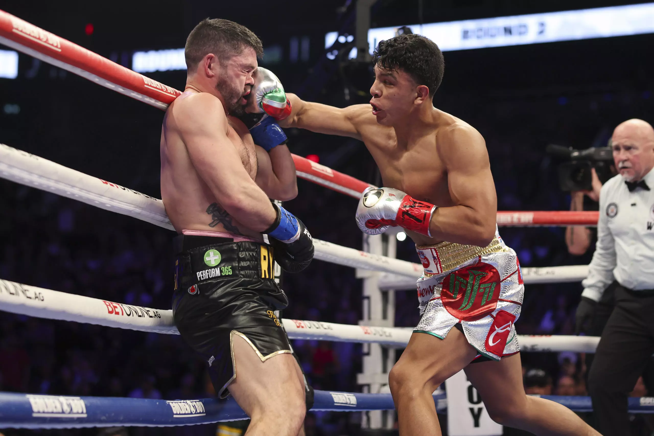 Jaime Munguía Dominates in Stoppage Victory