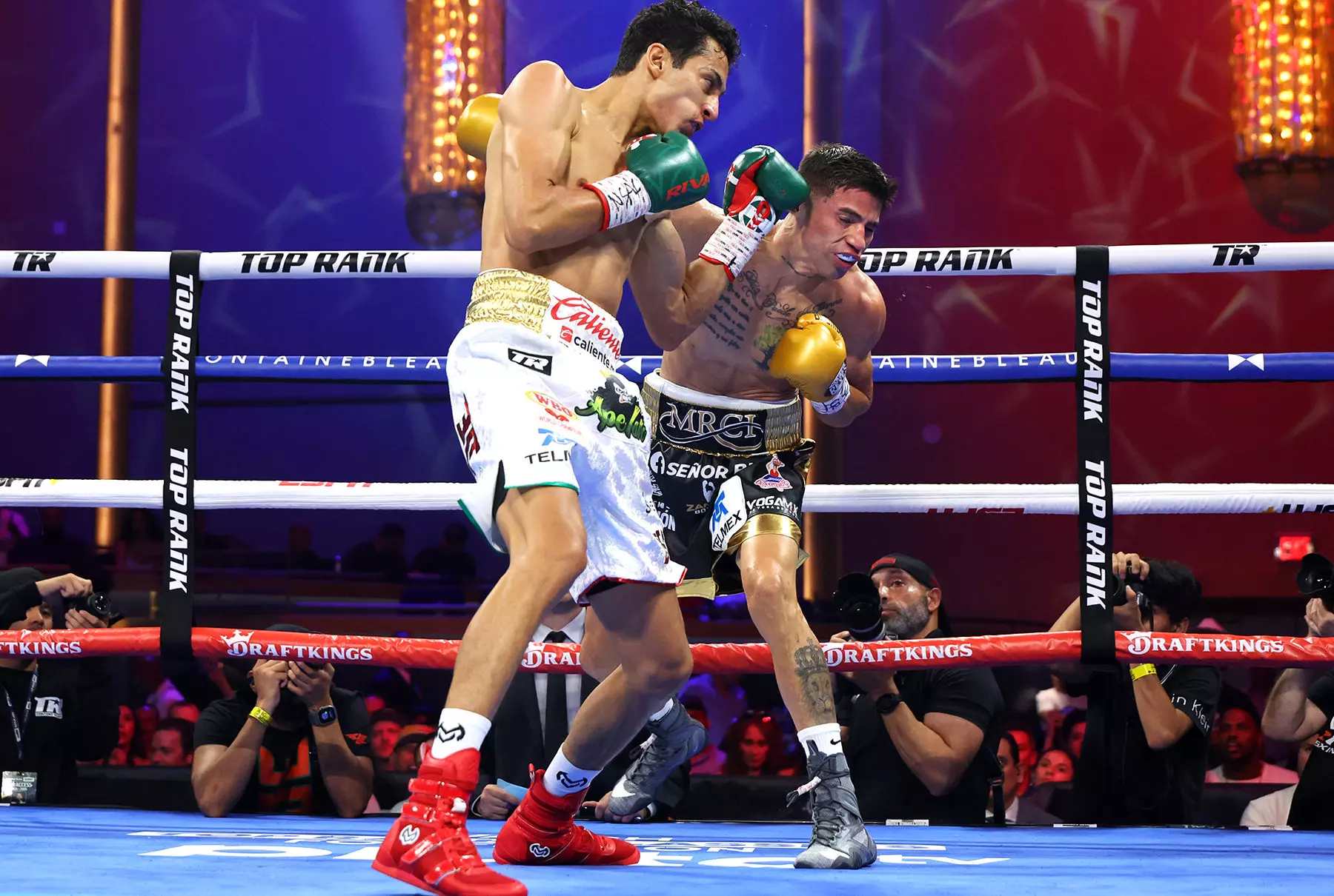Rafael Espinoza Makes Dominant Defence of Featherweight Title