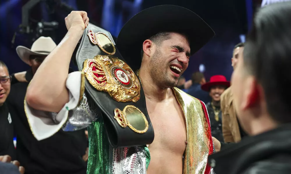 Gilberto Ramirez vs David Benavidez: Gilberto Ramirez emotional after winning title.