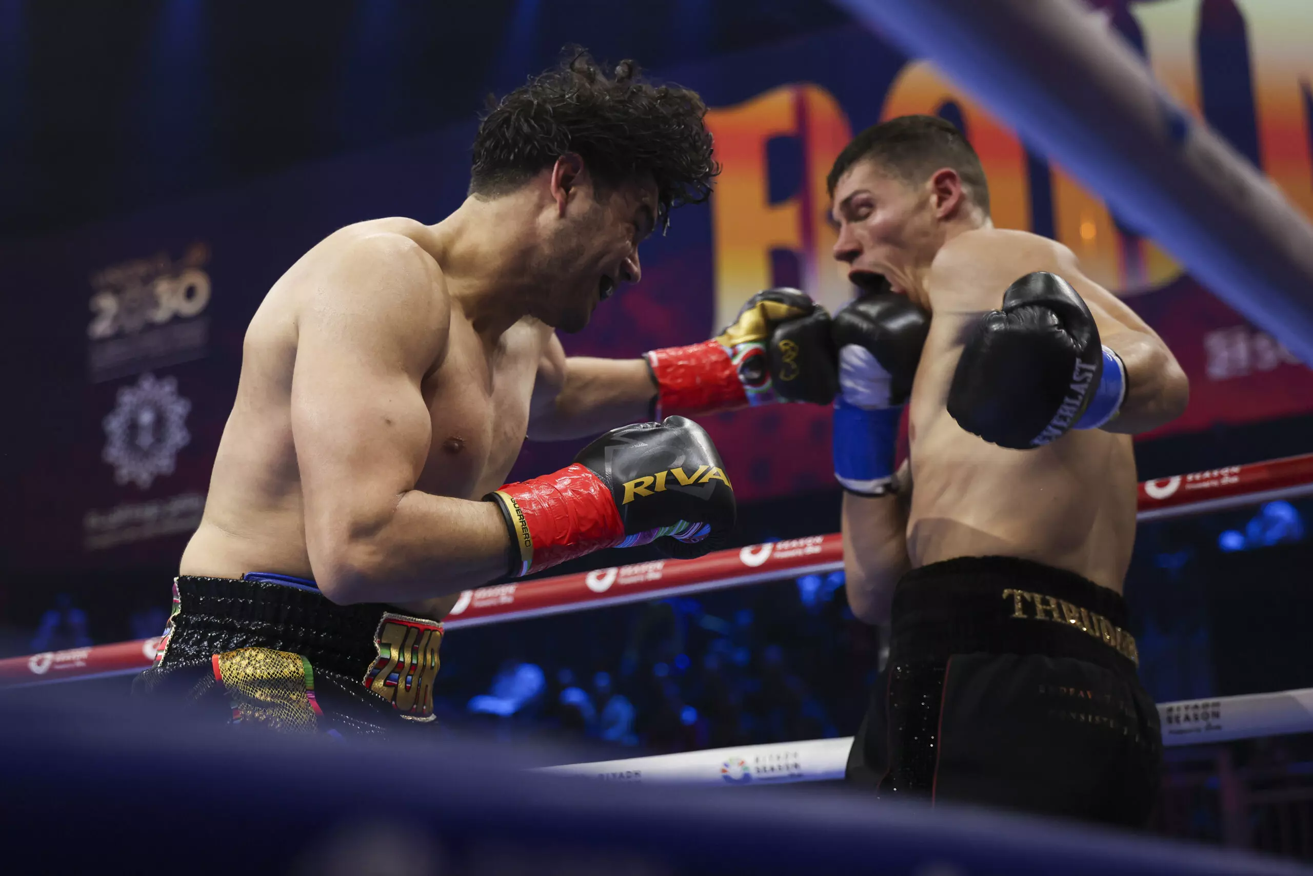 Ramirez vs Benavidez: Gilberto Ramirez lands left hook against Chris Billam-Smith