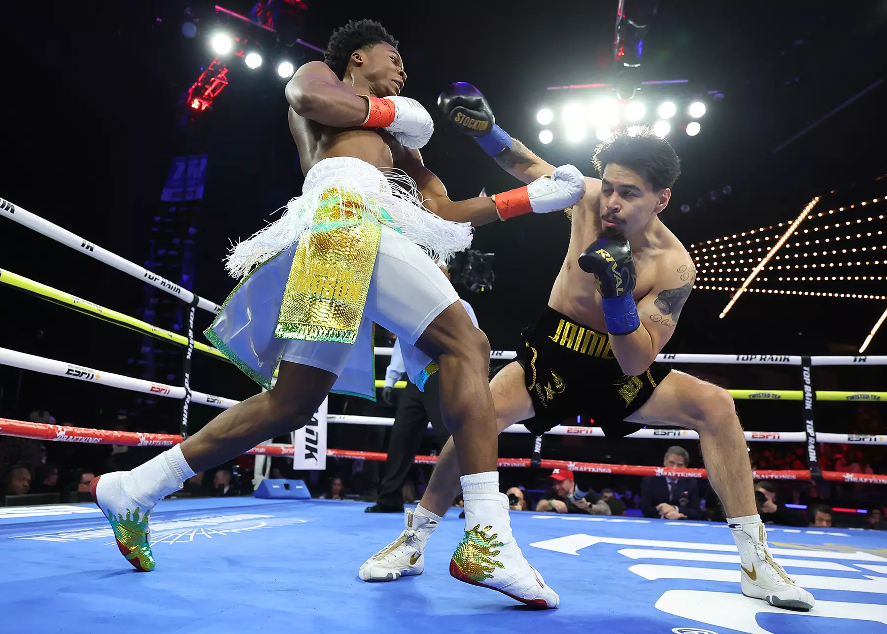 Abdullah Mason lands a left hand on Manuel Jaimes