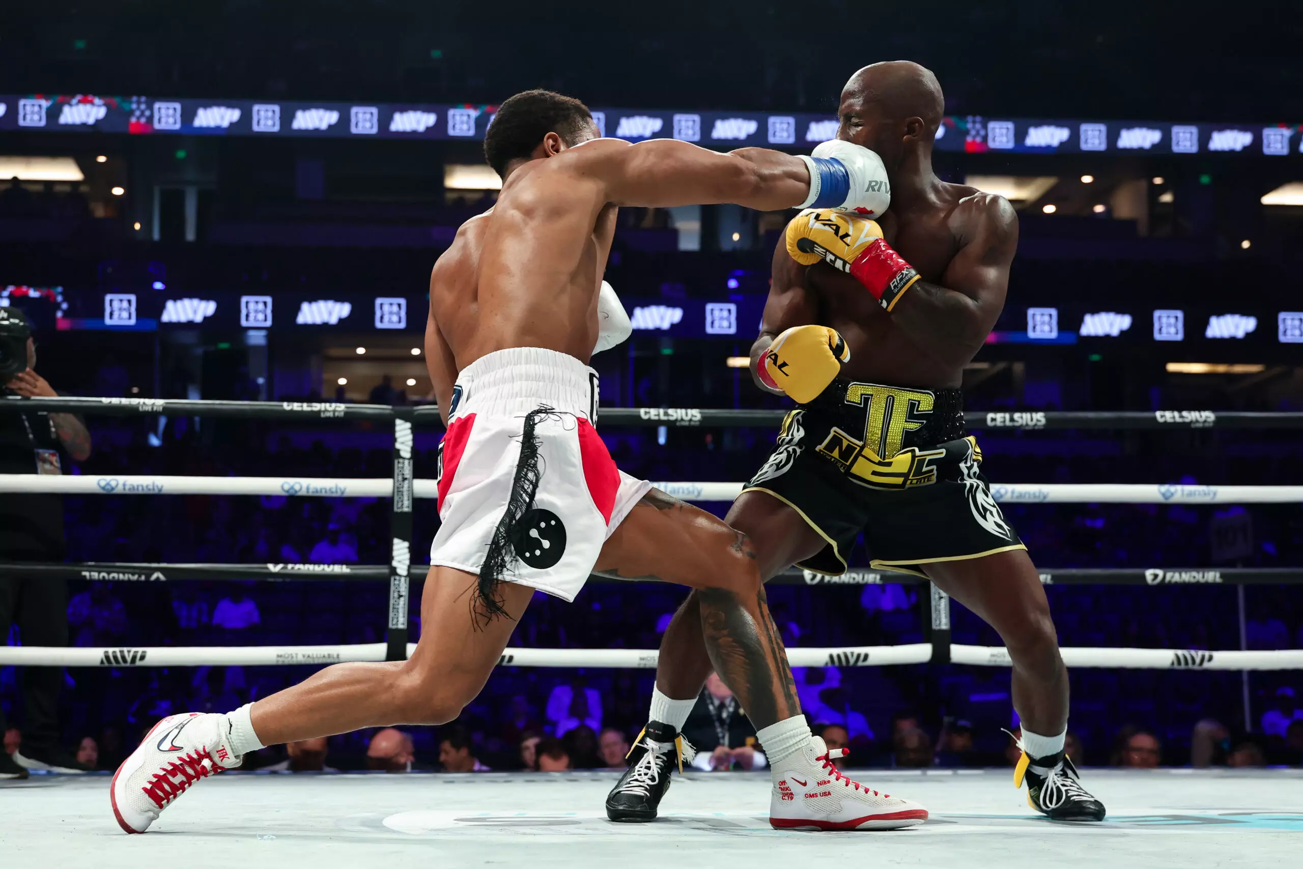 Floyd Schofield lands right hand on Tevin Farmer