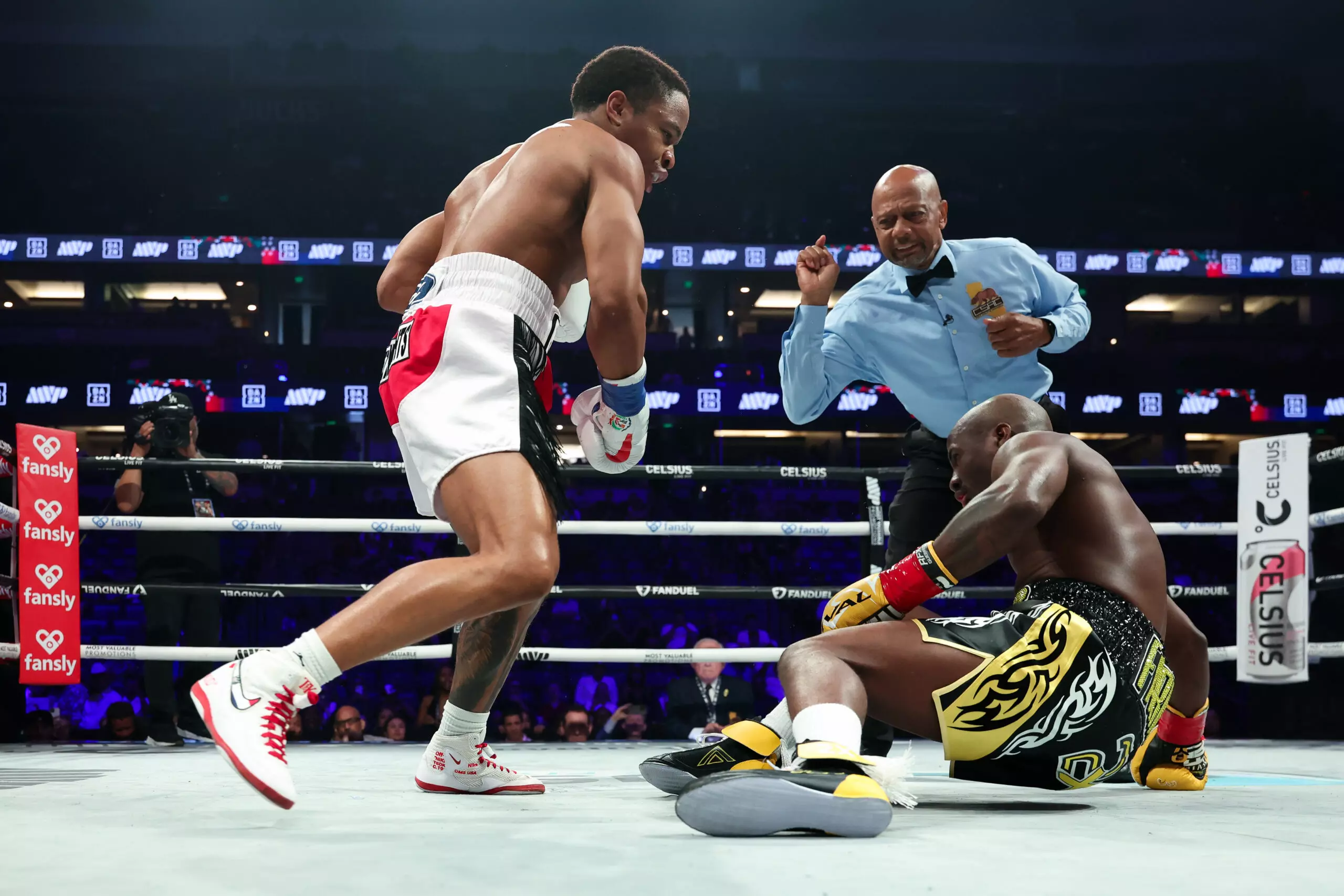 Floyd Schofield drops Tevin Farmer on way to brutal stoppage win