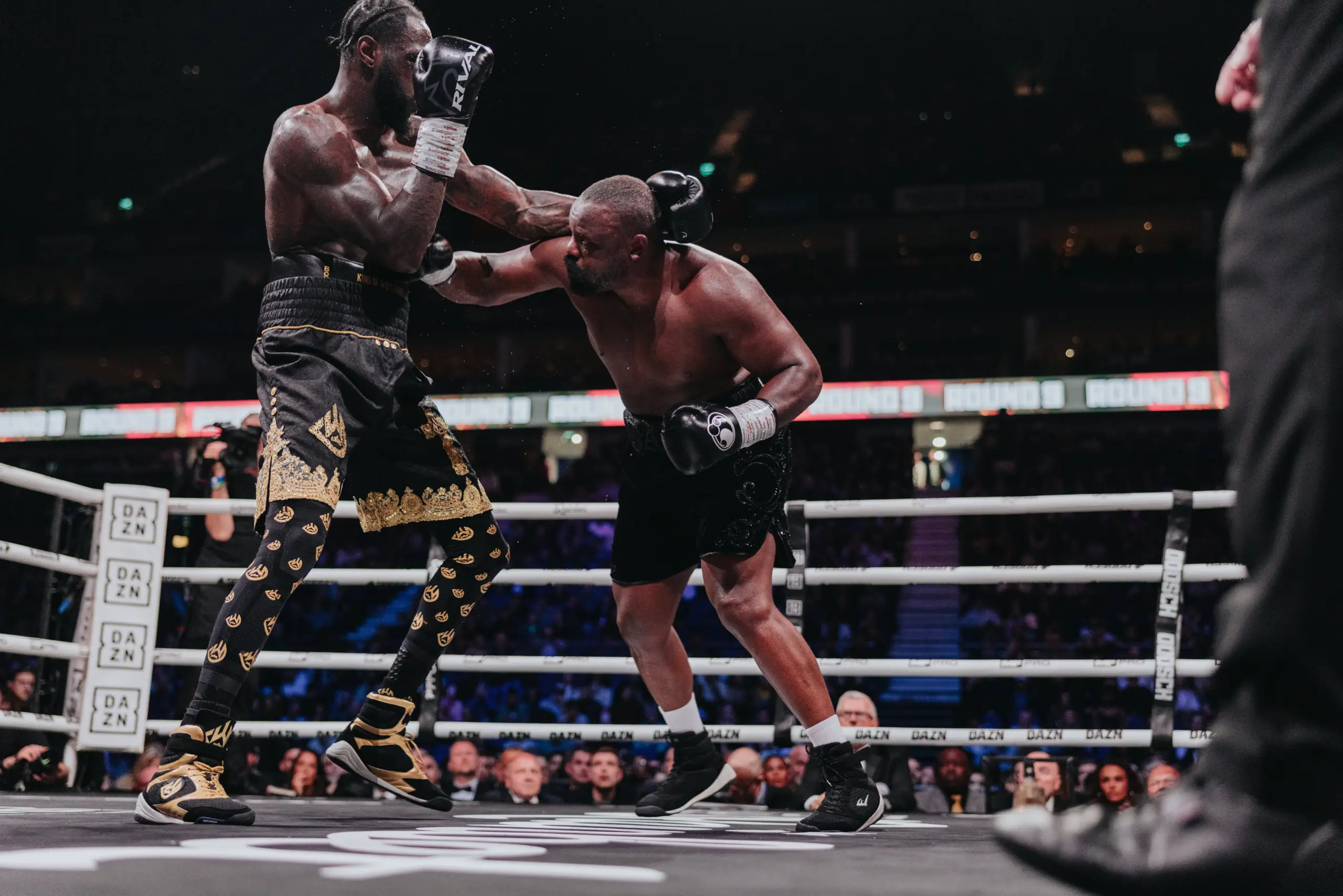 Derek Chisora throwing a right hand against Deontay Wilder
