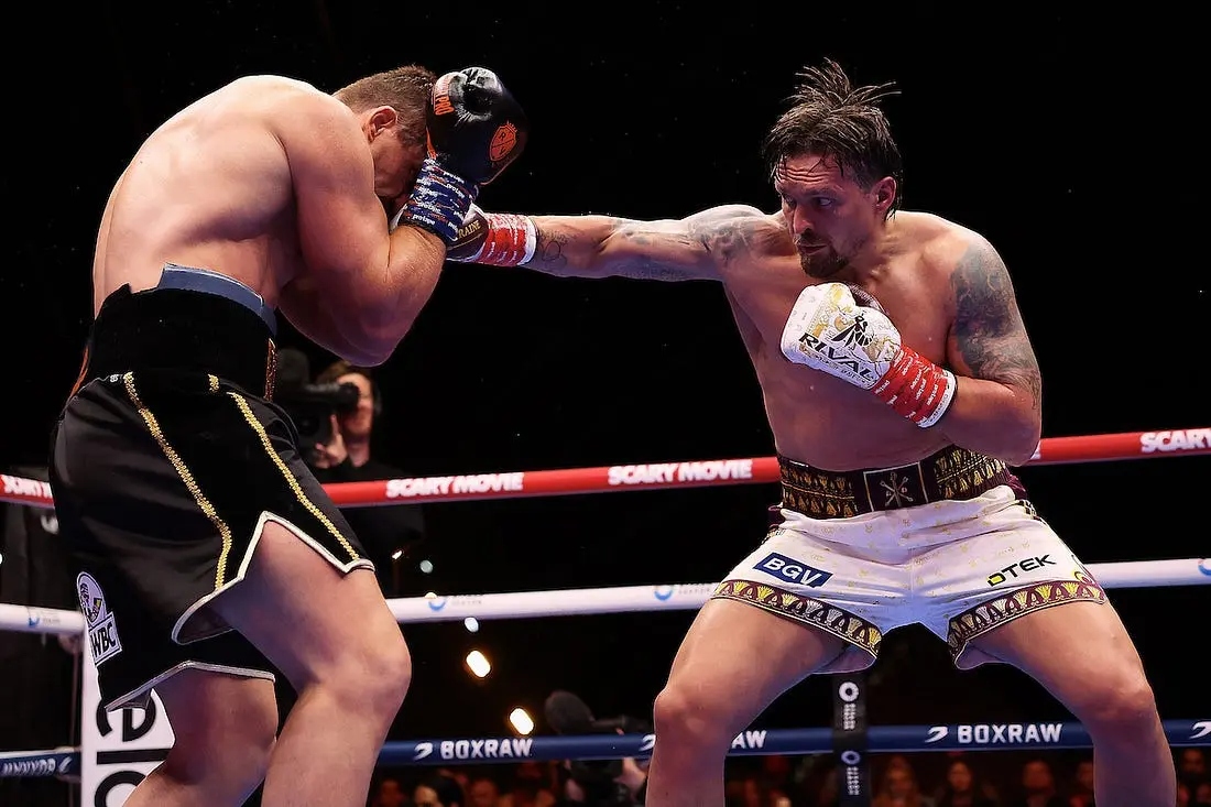 Oleksandr Usyk lands right hand on Rico Verhoeven