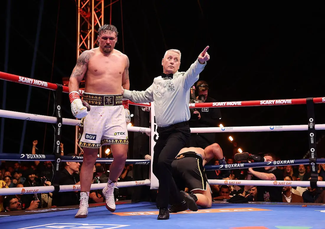 Oleksandr Usyk retreats to neutral corner after knocking down Rico Verhoeven