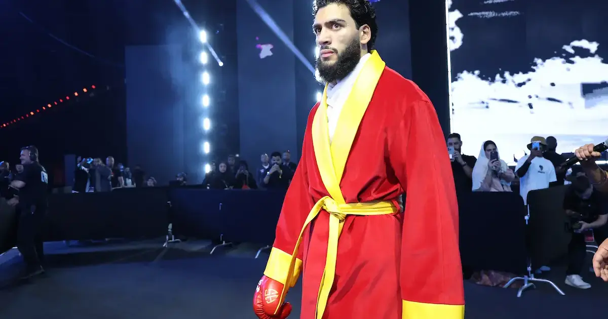 Hamzah Sheeraz during ring walk against Simon Zachenhuber