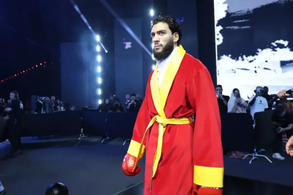 Hamzah Sheeraz during ring walk against Simon Zachenhuber