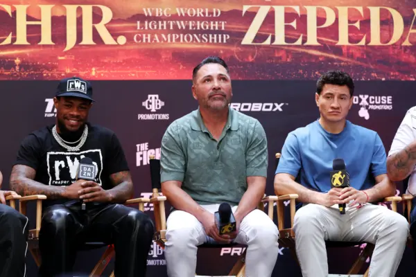 Lamont Roach vs William Zepeda: Lamont Roach Jr and William Zepeda with Oscar De La Hoya at final presser