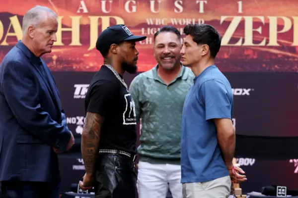 Lamont Roach Jr vs William Zepeda: Lamont Roach Jr and William Zepeda face off at press conference with Oscar De La Hoya