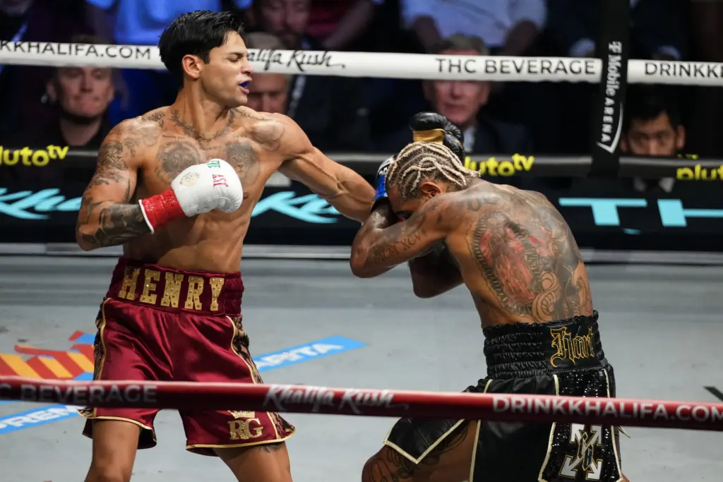 Ryan Garcia lands left hook on Conor Benn in Las Vegas
