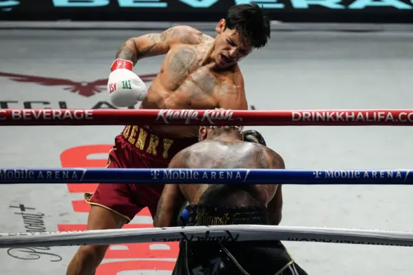 Ryan Garcia lands left uppercut on way to stoppage win over Conor Benn