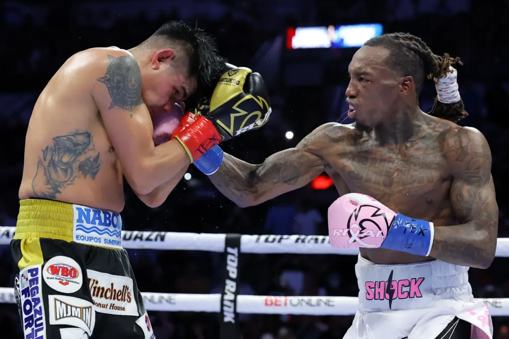 O'Shaquie Foster lands on Emanuel Navarrete