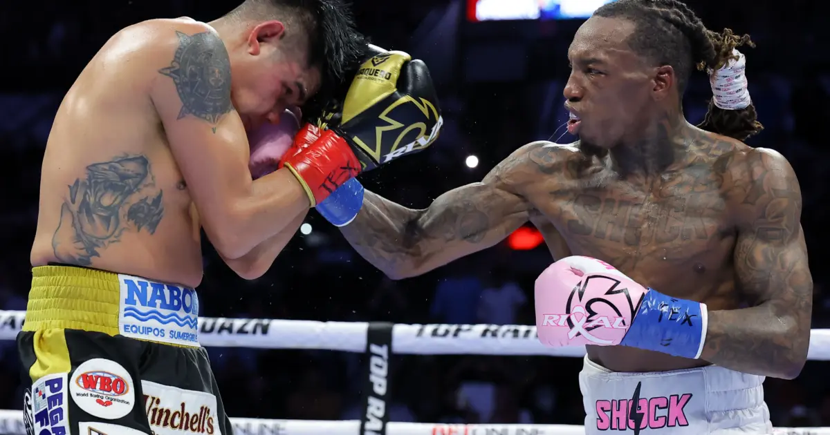 O'Shaquie Foster lands on Emanuel Navarrete