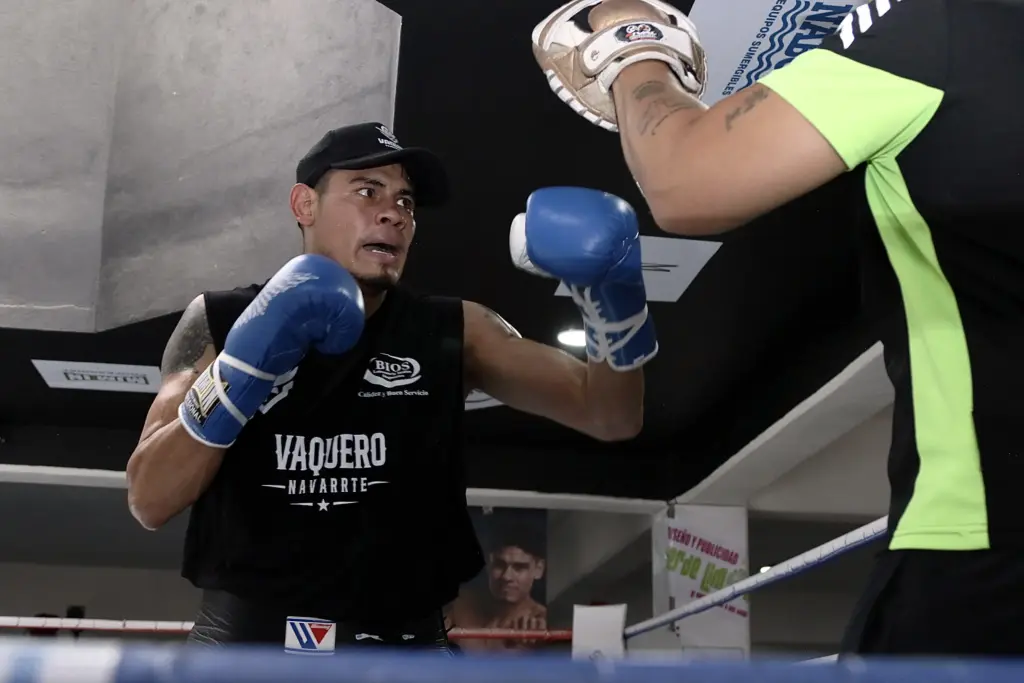 Emanuel Navarrete working on pads ahead of Foster fight on October 24