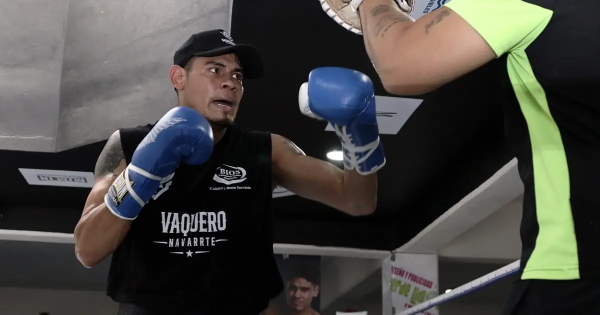 Emanuel Navarrete vs O’Shaquie Foster: Emanuel Navarrete working on pads ahead of Foster fight on October 24